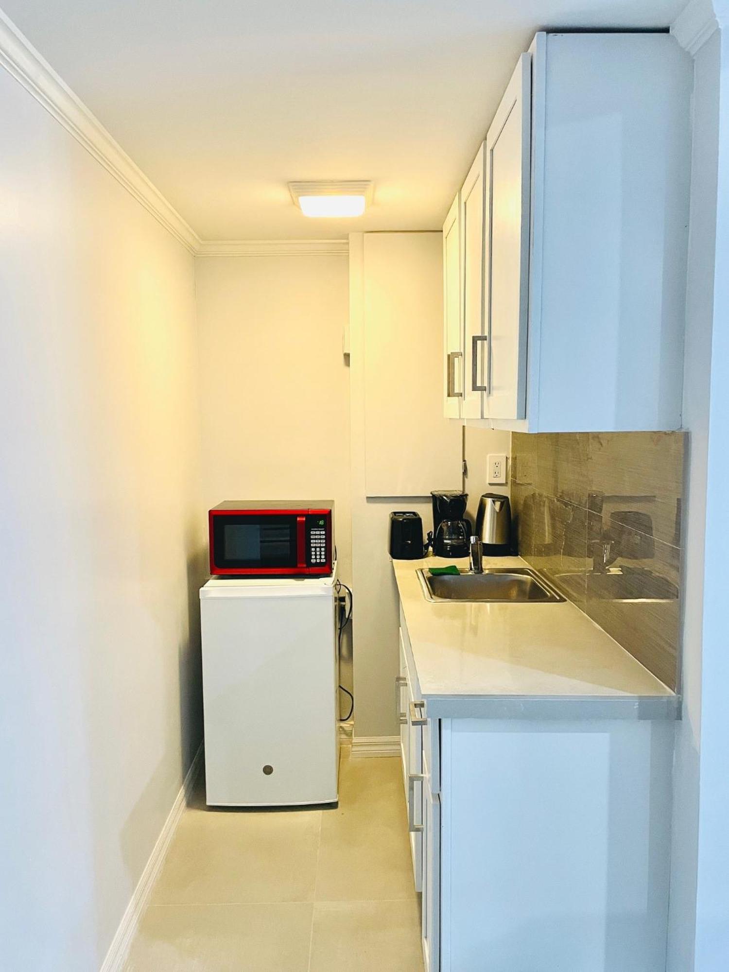 Studio, 100 Feet From The Beach ナッソー エクステリア 写真
